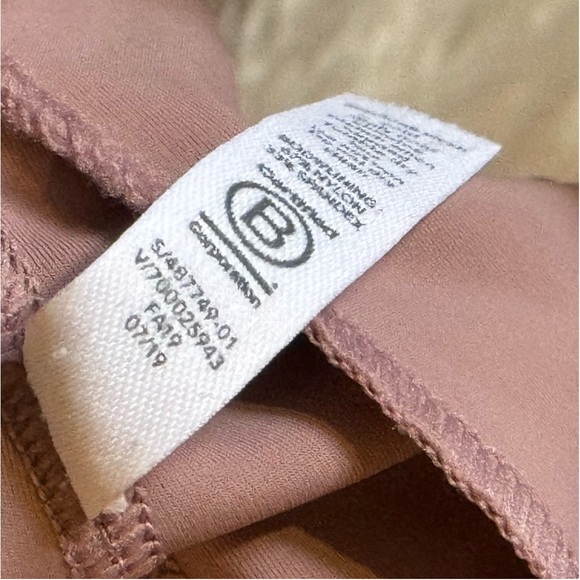 38D/DD Athleta Yin Bra in Mauve Pink with a T-Back. Runs small. EUC. No pads - Picture 7 of 7